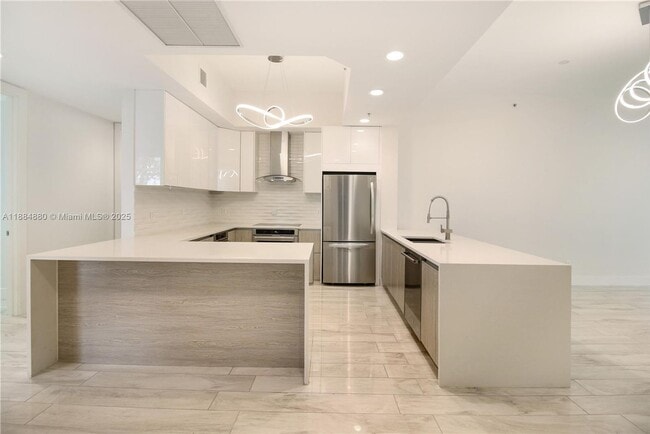 Foto del edificio - 14951 Royal Oaks Ln