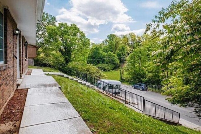 Foto del edificio - 1224 E Henry Clay Ave