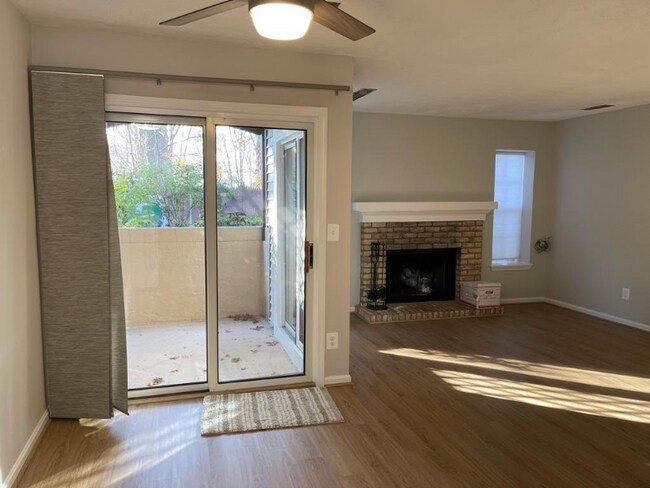 Foto del edificio - 1300 Cedarwood Dr