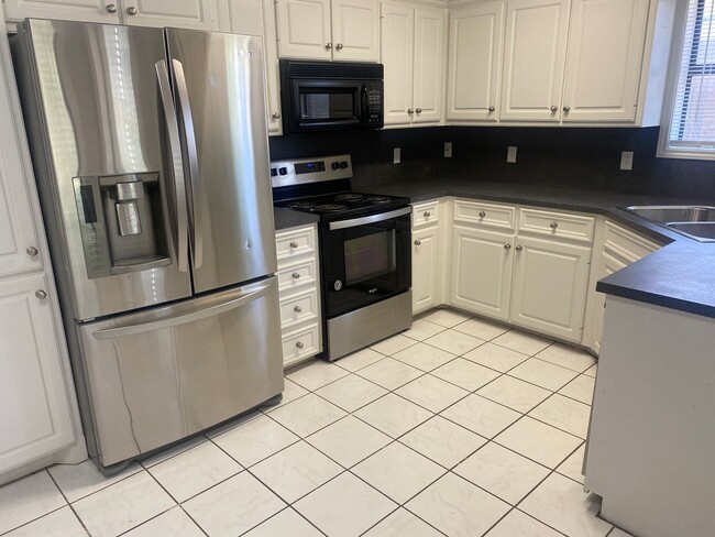 Building Photo - 3 bed 2 bath