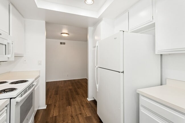 Building Photo - 3 Bedroom - 2 Bath Condo in Central Irvine