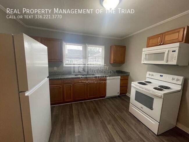 Building Photo - Cozy 3 Bedroom 1 Bath Duplex Apartment in ...