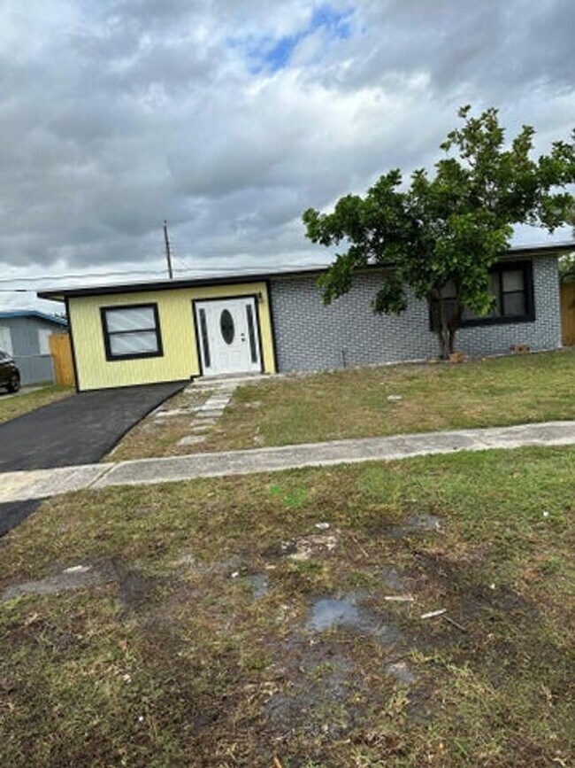 Foto del edificio - 5665 Daphne Dr