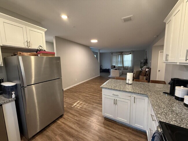Foto del edificio - Prime Location Giant four-bed two-bath off Greenway in Longfellow!