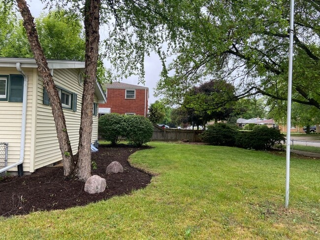 Building Photo - This property is available on a rent-to-own basis.