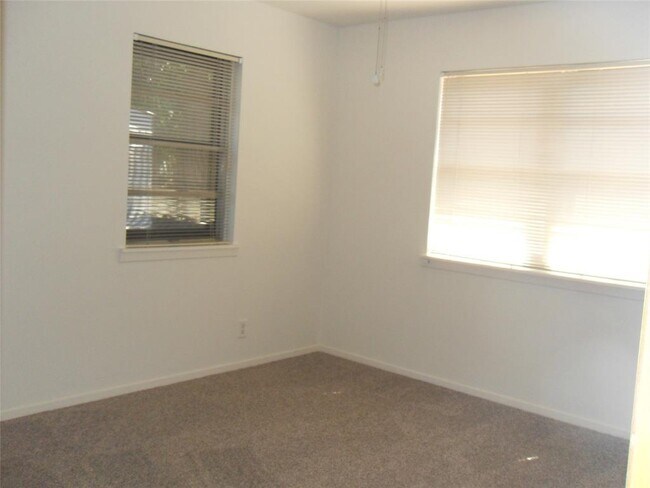 Building Photo - 1024 Eunice St