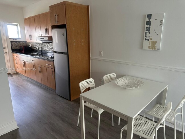 Foto del edificio - 6498 Collins Ave