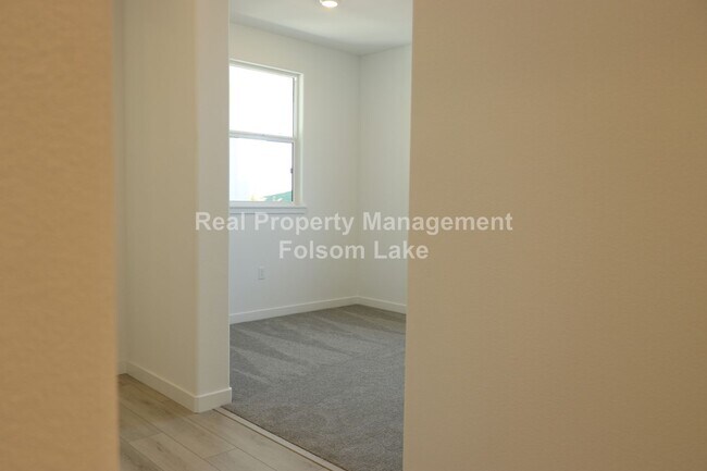 Building Photo - Resort Like Living - Spacious 2 bed 2.5 ba...