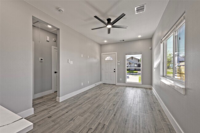 Foto del edificio - 9301 E Avenue L
