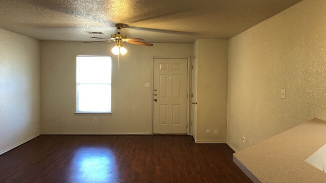 Foto del edificio - 2700 Alma Drive (A/B)