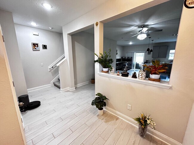 Building Photo - Pristine 3/2.5 on extended cul-de-sac In W...