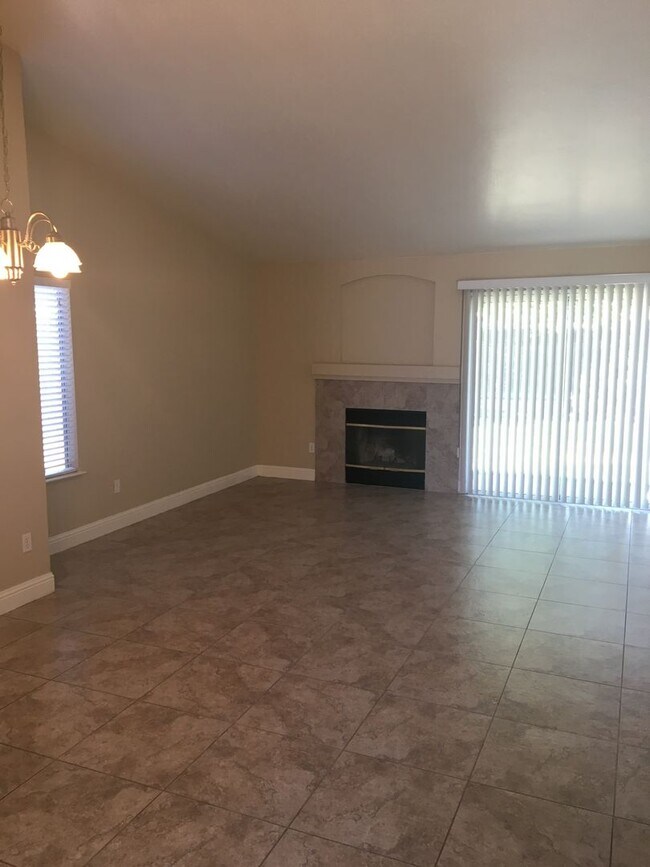 Foto del edificio - 3+2 NW Hageman & Jewetta Area $2200+ $2200 Deposit