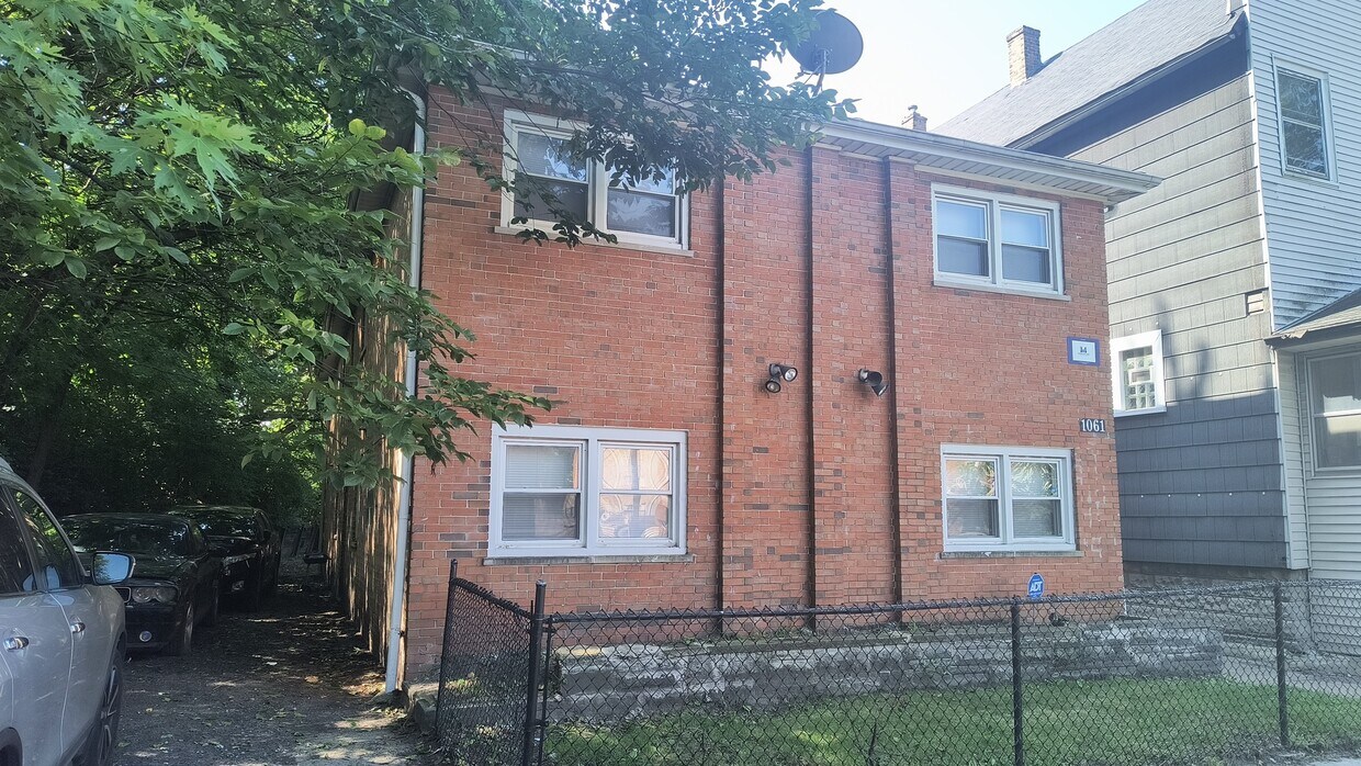 Foto principal - 1061 E 80th St