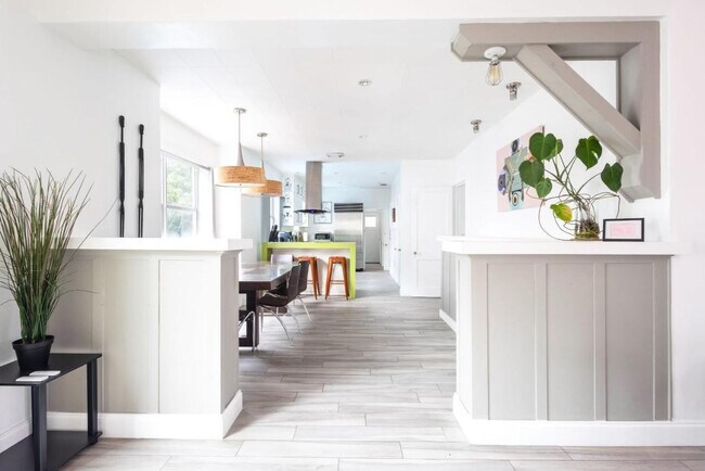 Building Photo - 330 SW 18th Rd