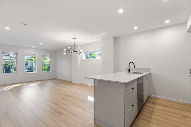 Photo du bâtiment - 12327-12107 107 St NW