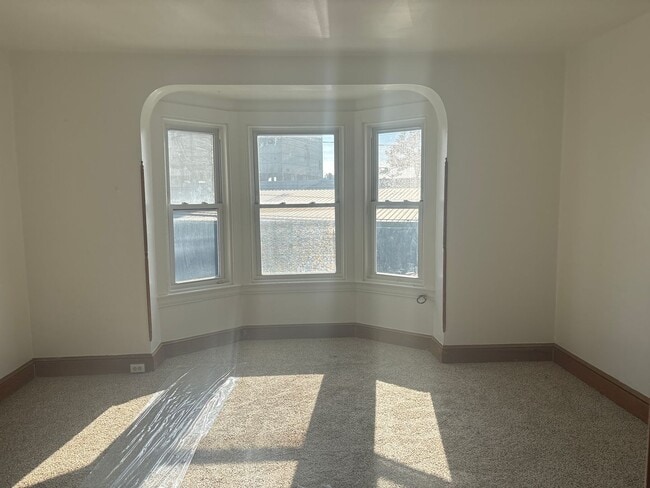 Foto del edificio - Spacious 2 Bedroom Apartment Near York Fai...