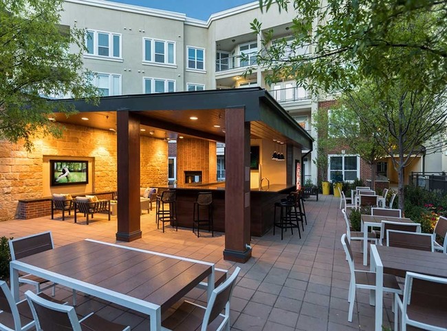 Patio Lounge - AMLI Frisco Crossing