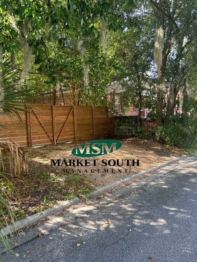 Building Photo - Adorable Westside Home