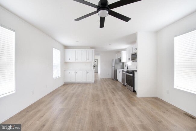 Building Photo - 161 Carnation Dr