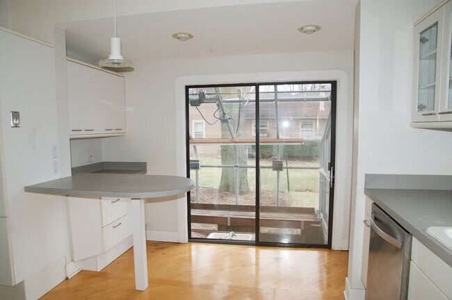 Building Photo - 214 S 7th St