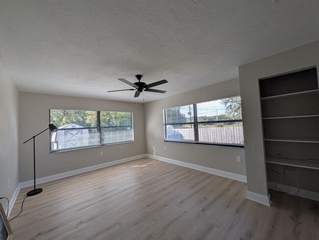 Building Photo - Gorgeous 3/2/2 Home, Great Location