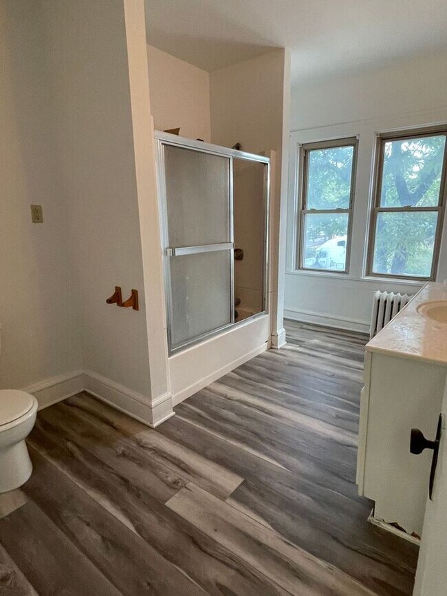 Foto del edificio - Spacious Central Ave Ne Apartment, Hardwoo...