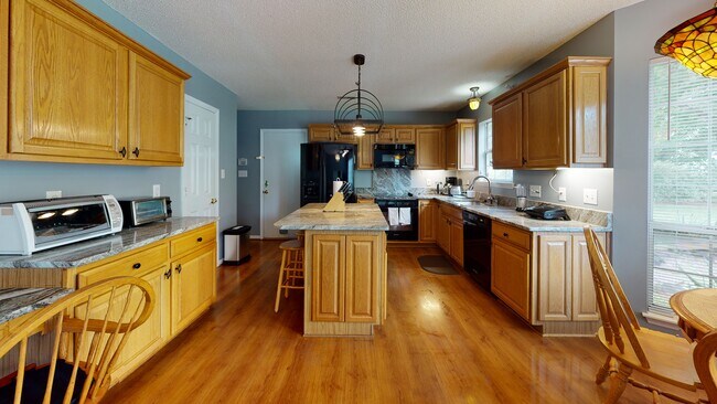 Isla de cocina en una cocina grande - 13500 Walkers Creek Dr