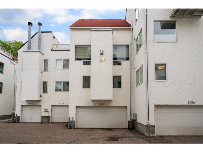 Building Photo - 3014 Lake Shore Dr