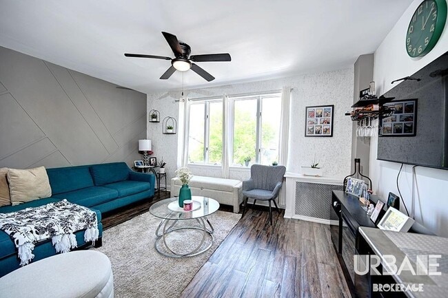 Building Photo - Stunning Duplex Two Bedroom Duplex