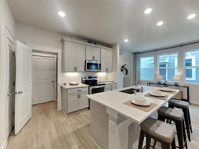 Building Photo - 892 Casina Cir