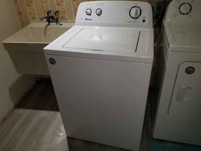 laundry room with storage space - 4053 Hunt Rd