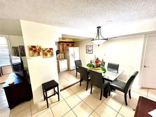 Foto del edificio - 9100 Lime Bay Blvd