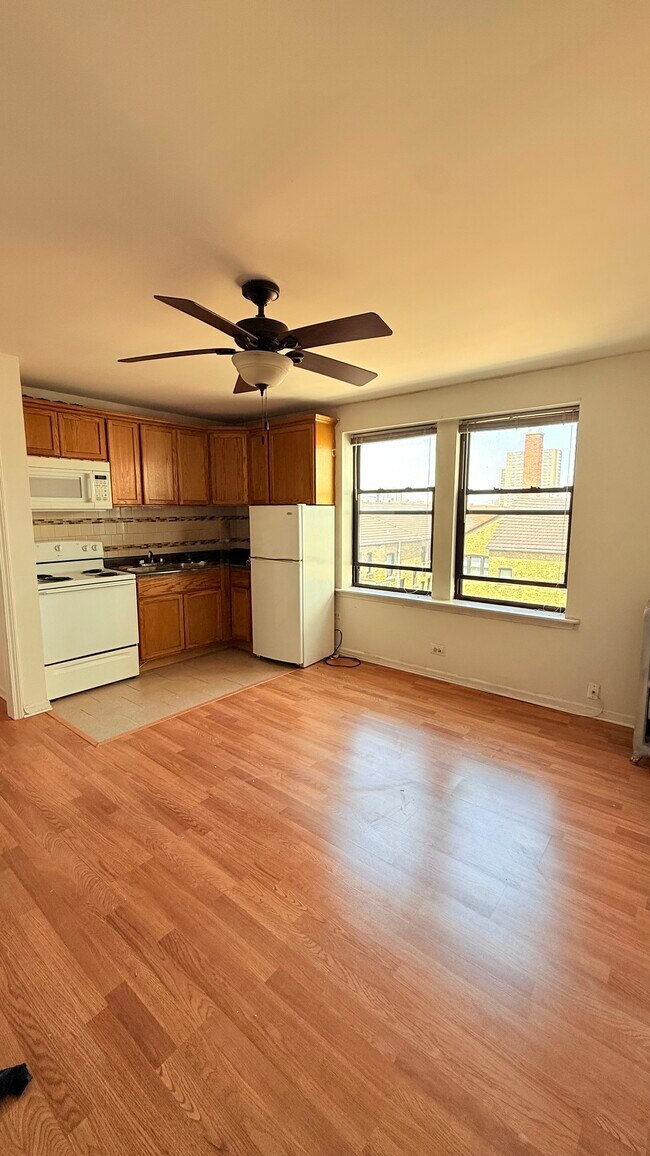 Foto del edificio - 3933 N Clarendon Ave