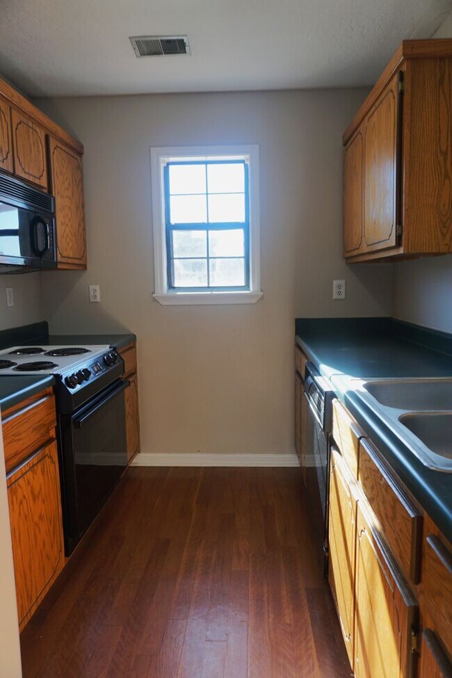 Building Photo - 2 Bedroom Home w/ fenced in backyard
