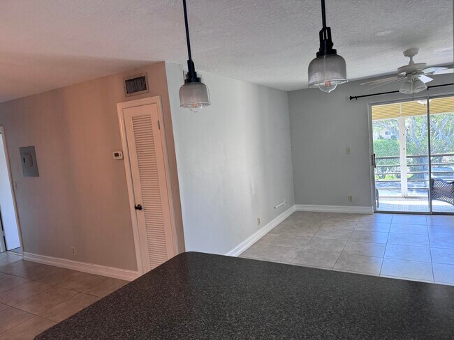 Foto del edificio - 1251 NW 13th St