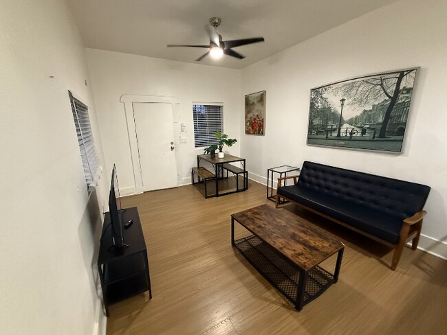 Foto del edificio - 304 E 4th St