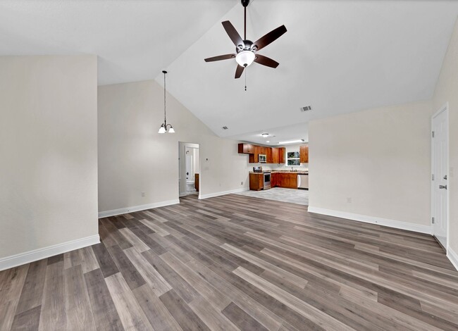 Building Photo - MOVE IN READY!!