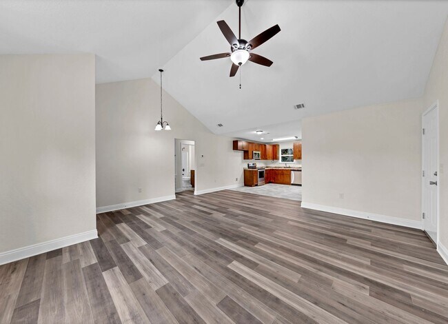 Foto del edificio - MOVE IN READY!!