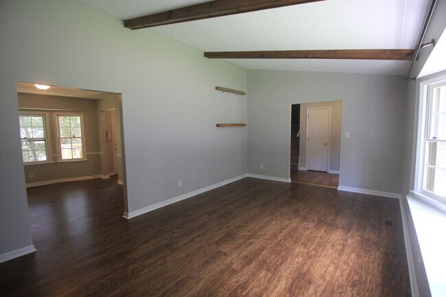 Building Photo - Move In Special!! 1/2 Off First Month's Re...