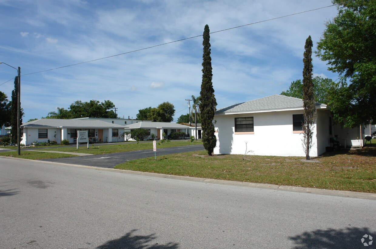 Building Photo - 304-308 S Saturn Ave