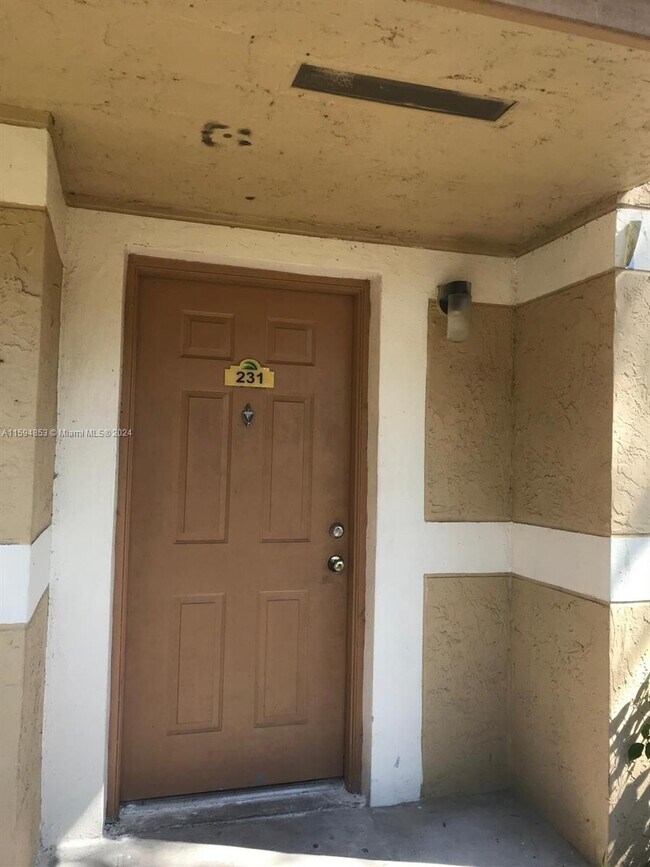 Foto del edificio - 231 Palm Cir E