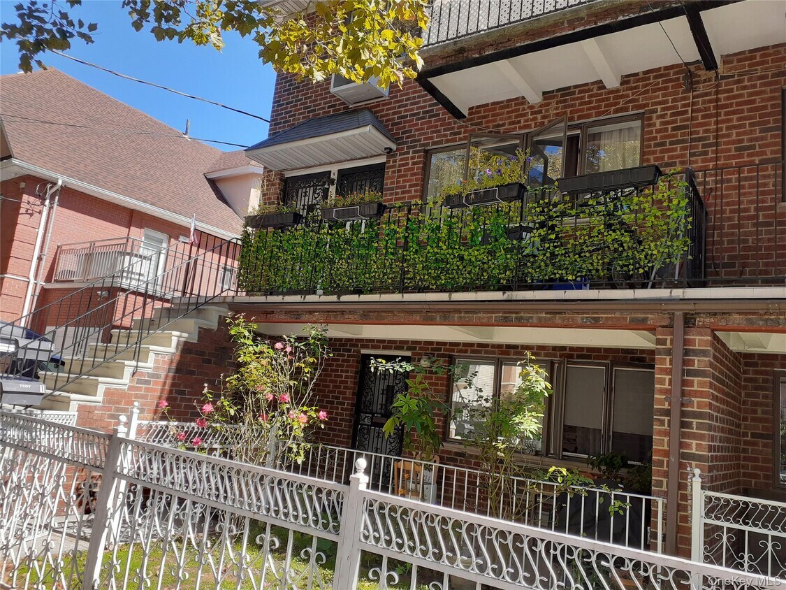 Foto principal - 2655 E 21st St