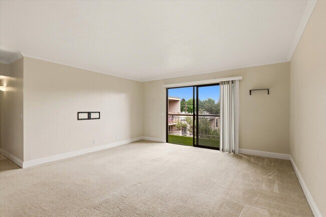 Foto del edificio - 450 N Civic Dr