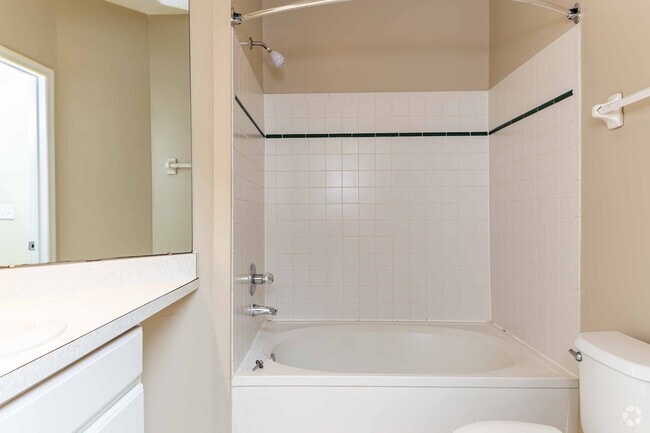 1BR, 1BA - 796SF - Bathroom - Gorden Farms
