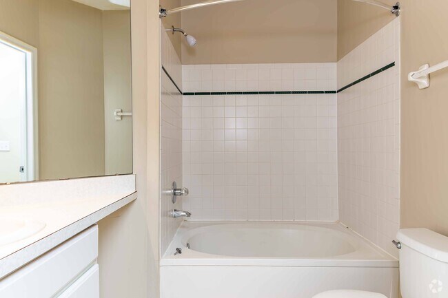 1BR, 1BA - 796SF - Bathroom - Gorden Farms