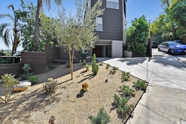 Building Photo - 2269 Cazador Dr