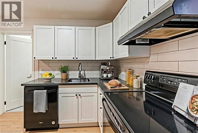 Building Photo - 461 King St E