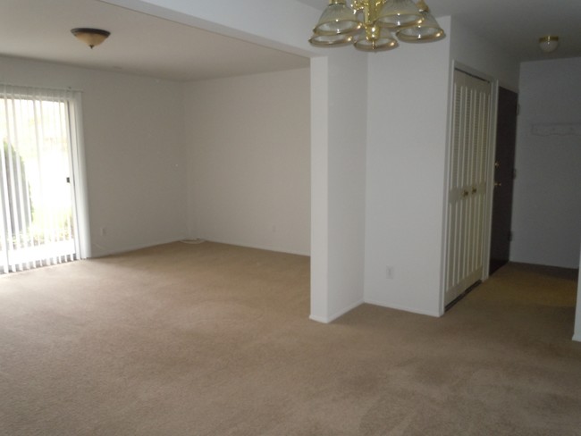 Spacious Living & Dining Room - Apple Creek Station Apartments