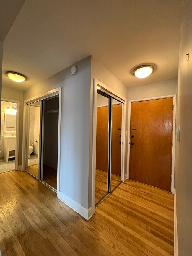 Foto del edificio - 2400 W Balmoral Ave