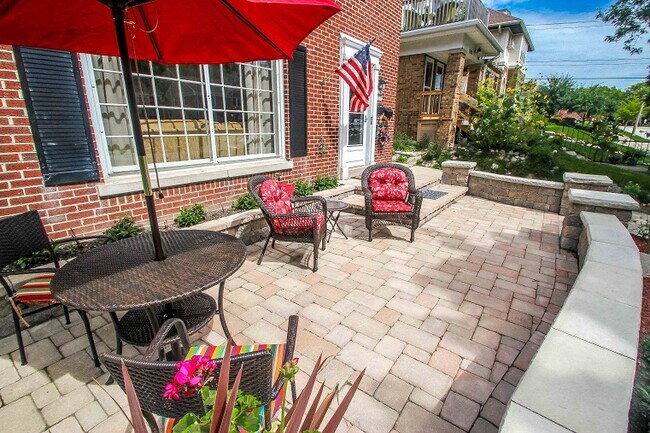 Front Porch - 1702 E Menlo Blvd